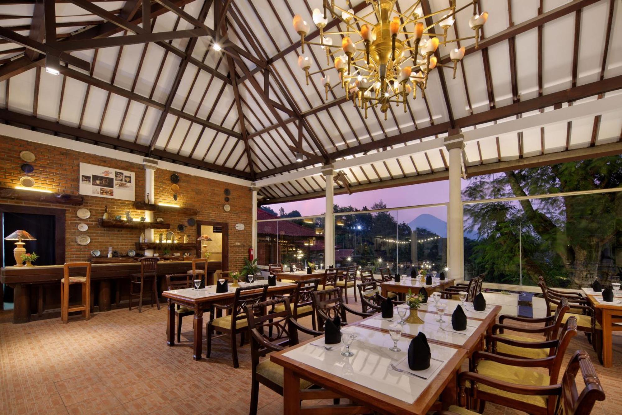 Royal Hotel And Villas Trawas Buitenkant foto