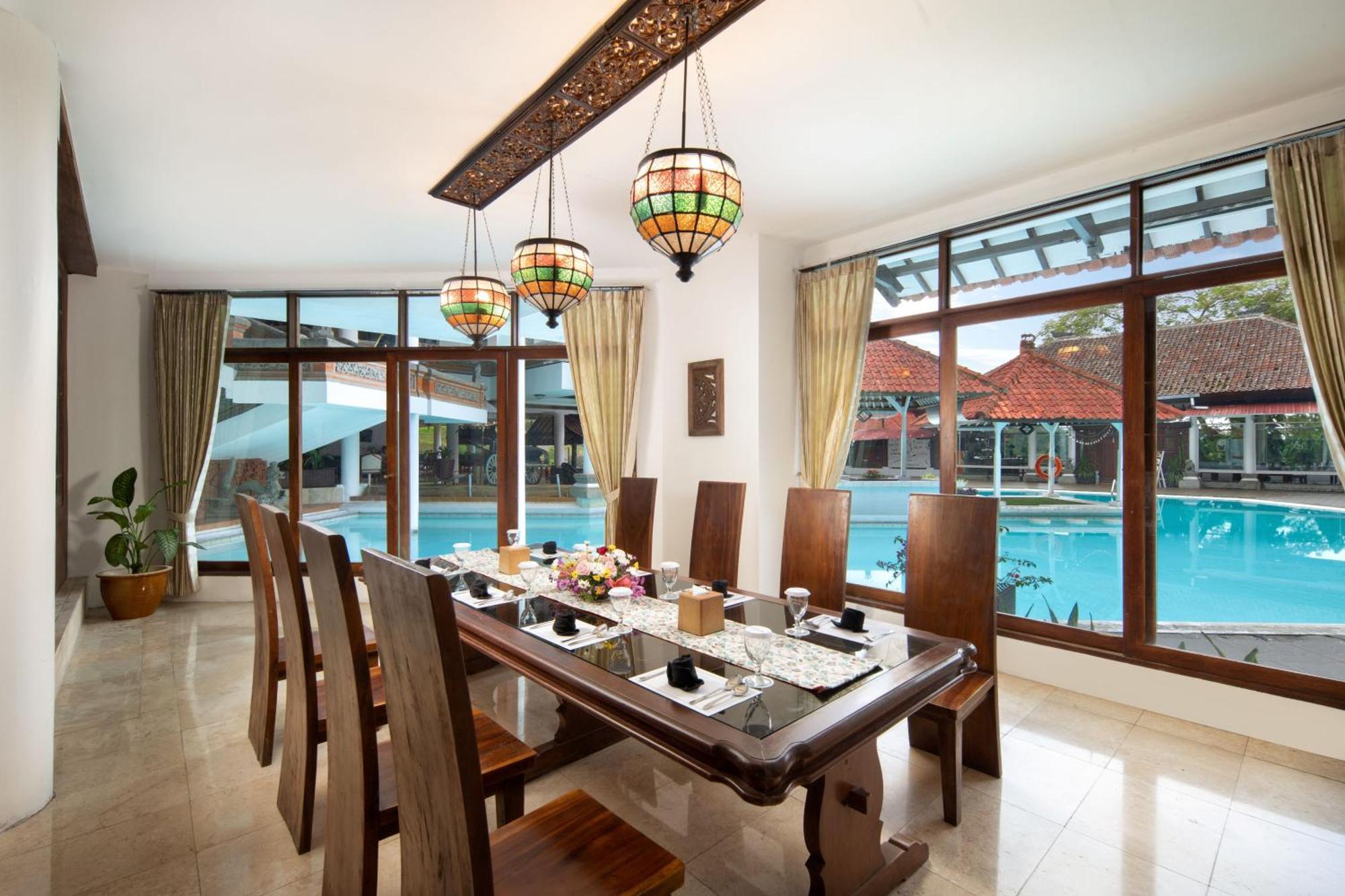 Royal Hotel And Villas Trawas Buitenkant foto