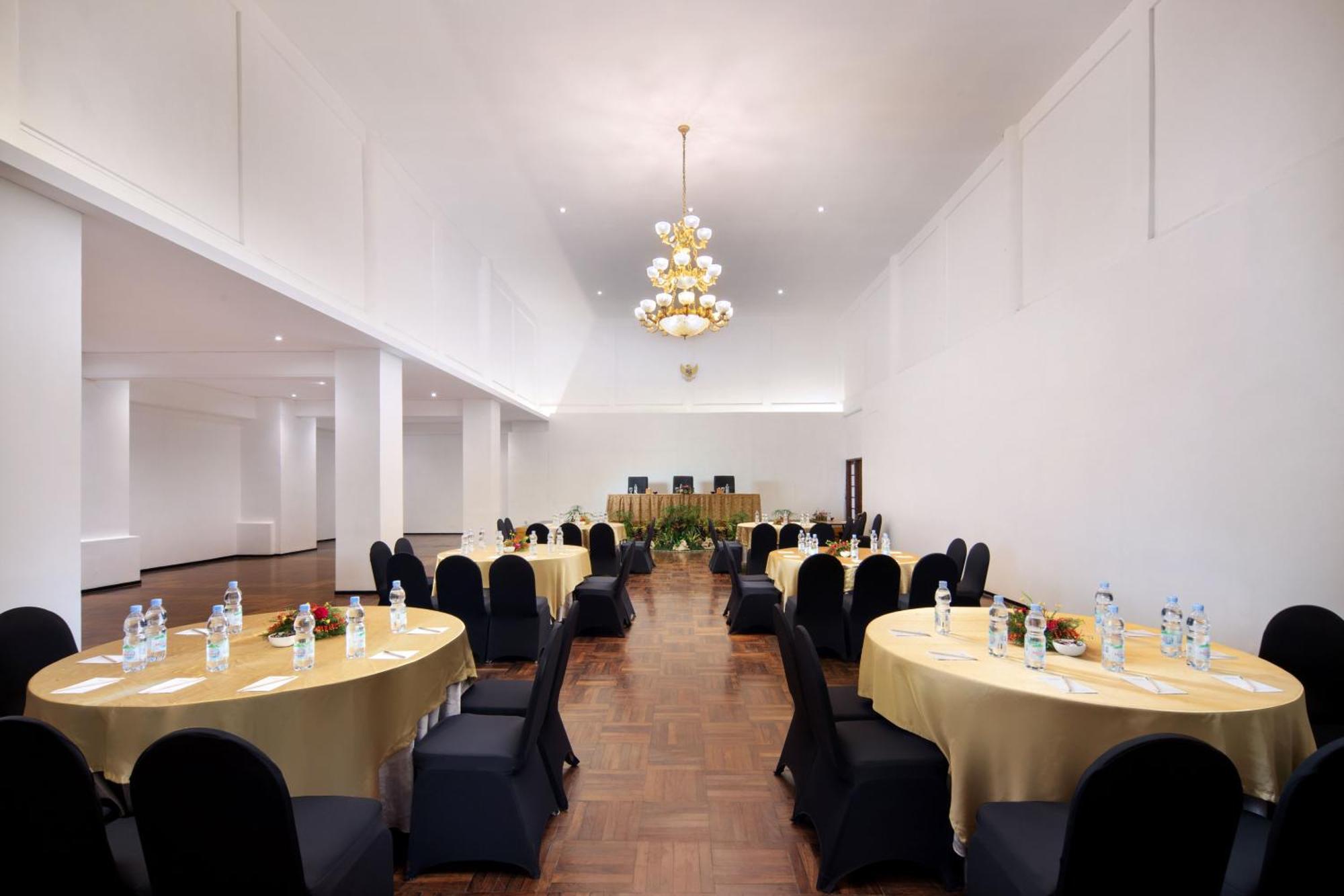 Royal Hotel And Villas Trawas Buitenkant foto