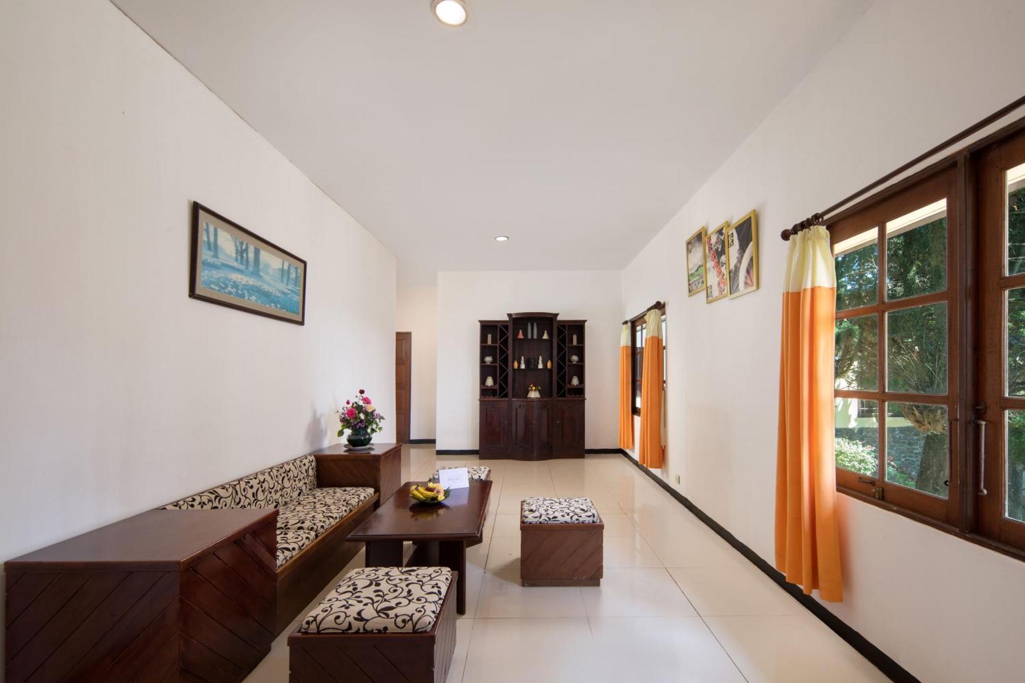 Royal Hotel And Villas Trawas Buitenkant foto