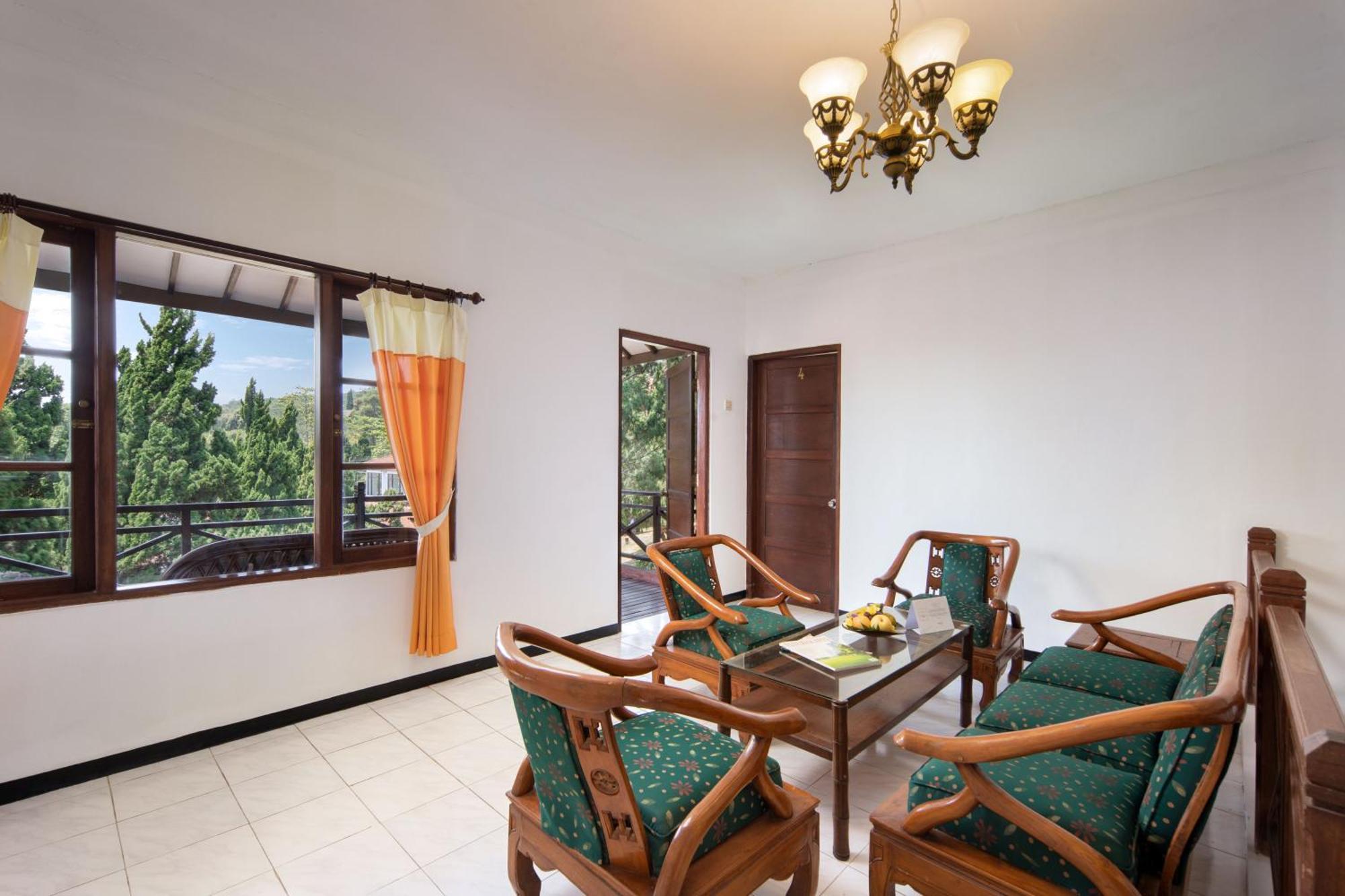 Royal Hotel And Villas Trawas Buitenkant foto