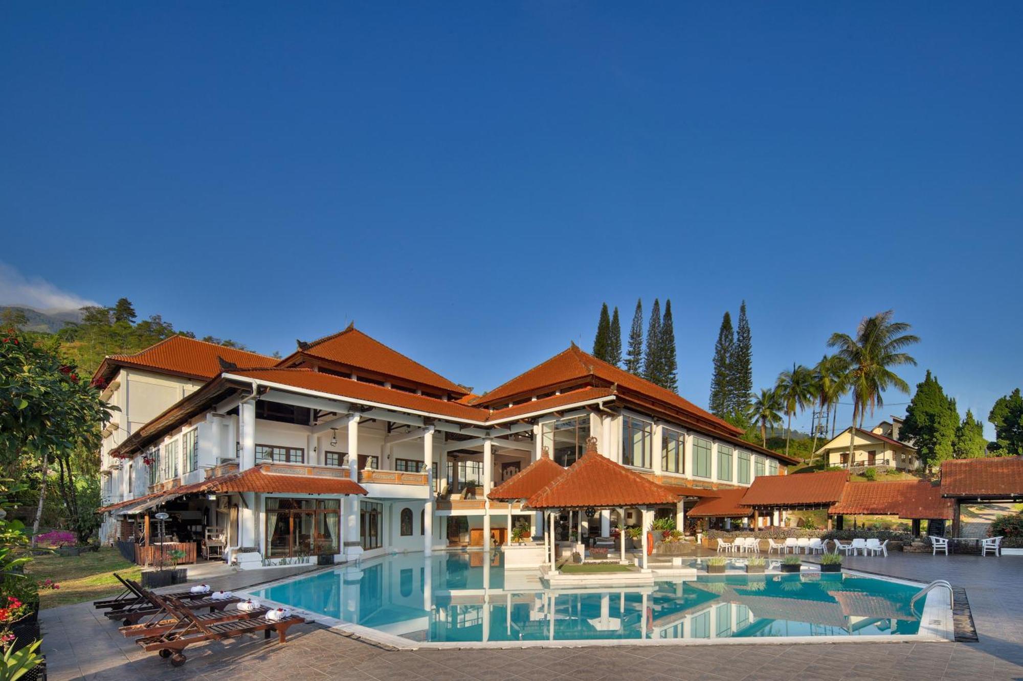 Royal Hotel And Villas Trawas Buitenkant foto