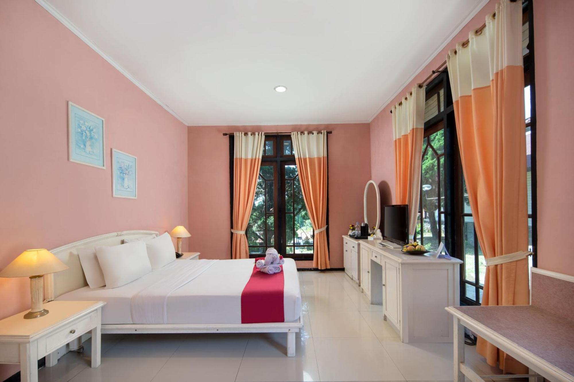 Royal Hotel And Villas Trawas Buitenkant foto