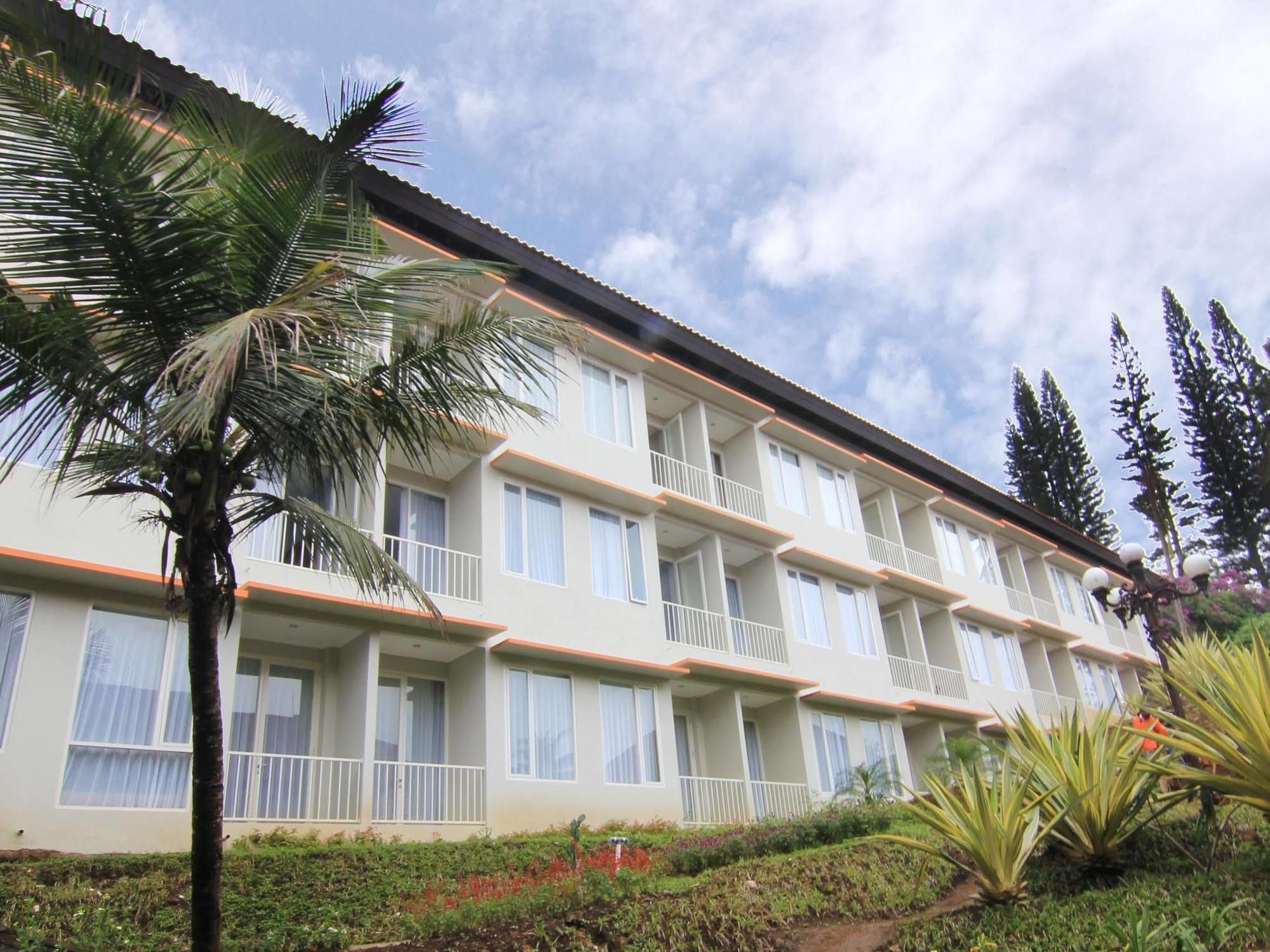 Royal Hotel And Villas Trawas Buitenkant foto