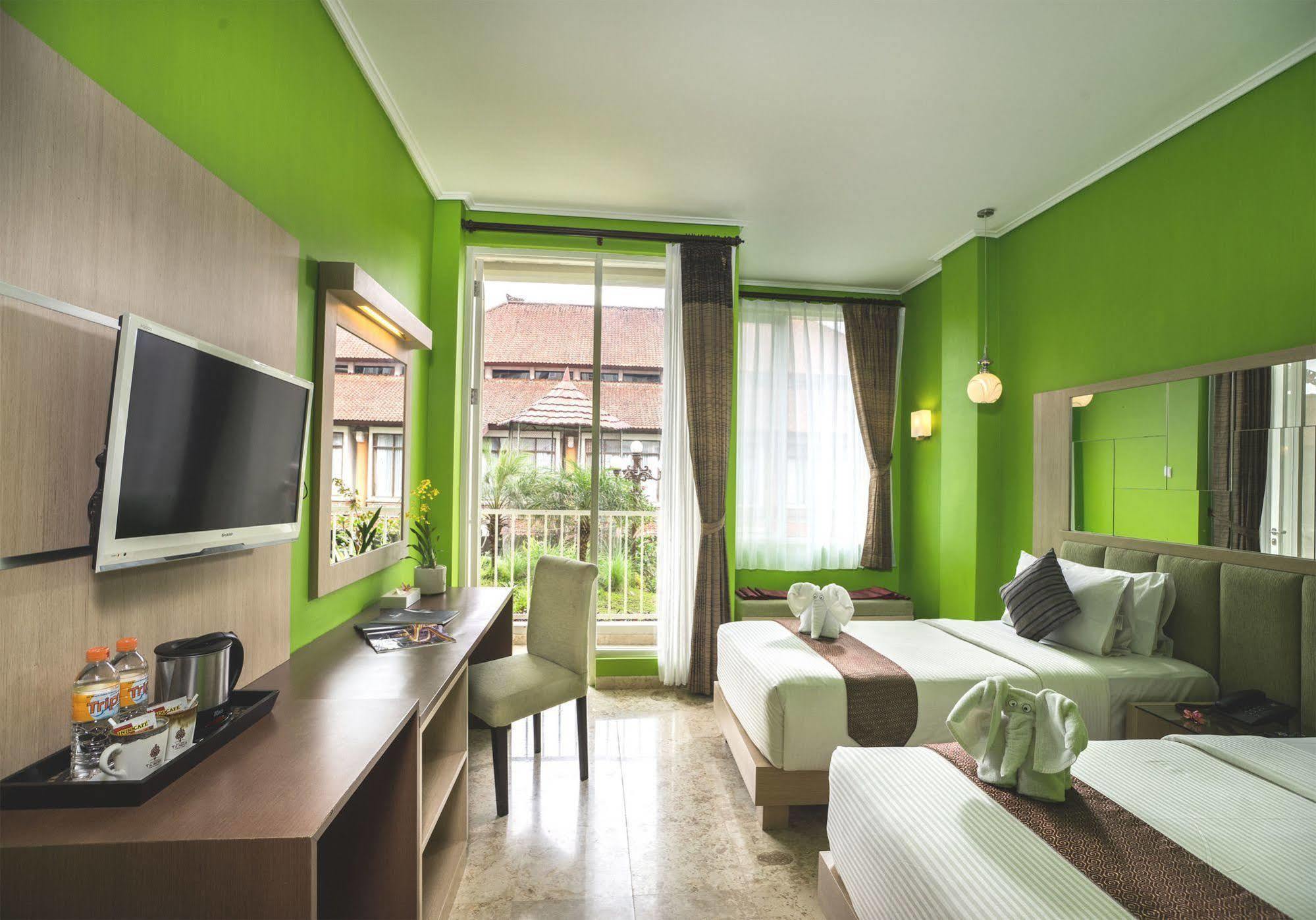 Royal Hotel And Villas Trawas Buitenkant foto