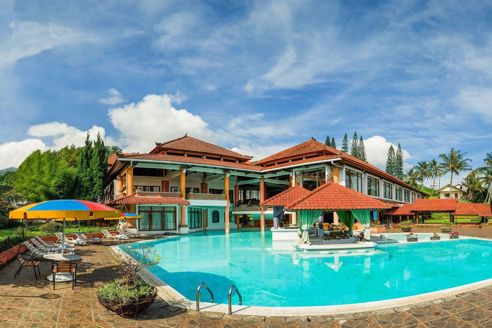 Royal Hotel And Villas Trawas Buitenkant foto