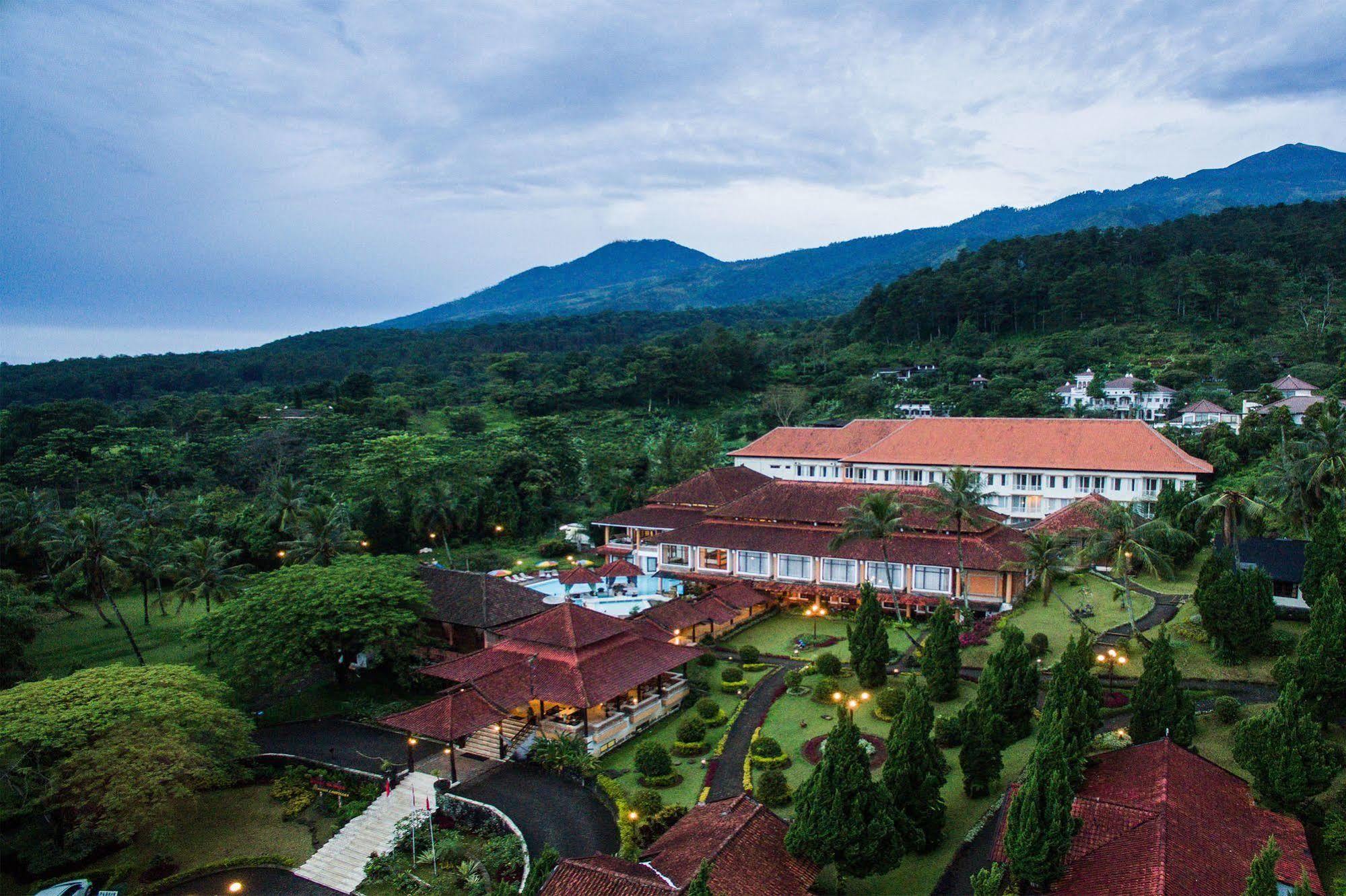 Royal Hotel And Villas Trawas Buitenkant foto