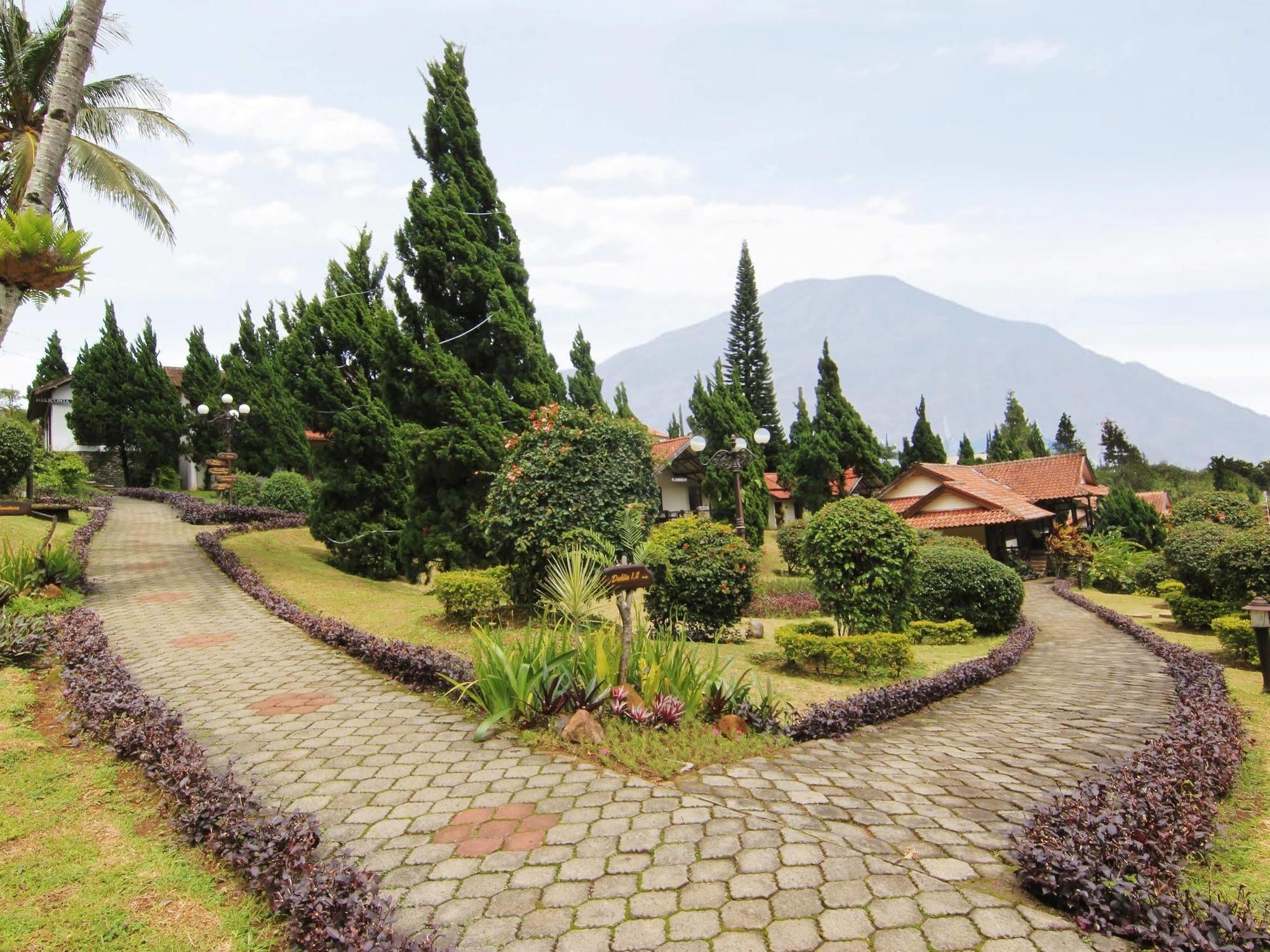 Royal Hotel And Villas Trawas Buitenkant foto